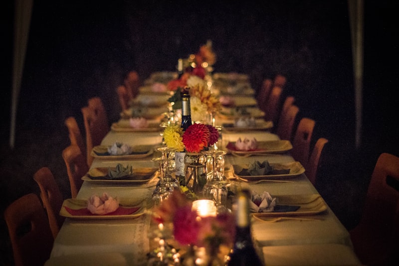Gala de gala con decoración elegante y mesas perfectamente dispuestas